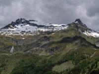 Teleblick zu Wasserfall unterm Roten Kogel und rechts Dichtenkogel